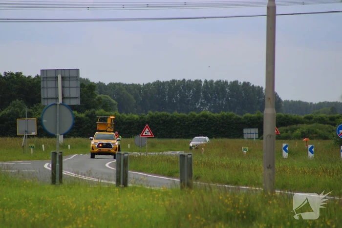 Vrachtwagen met dertig ton uien belandt in berm