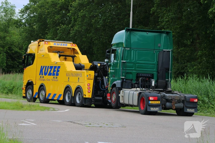 Vrachtwagen met dertig ton uien belandt in berm