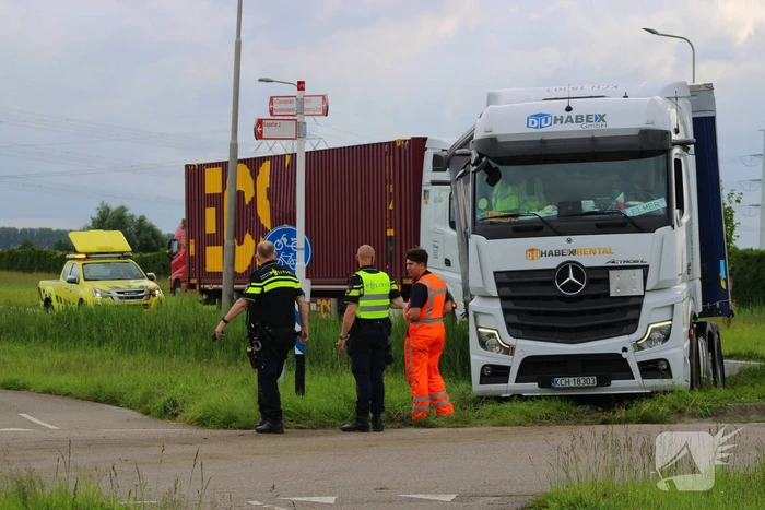 Vrachtwagen met dertig ton uien belandt in berm