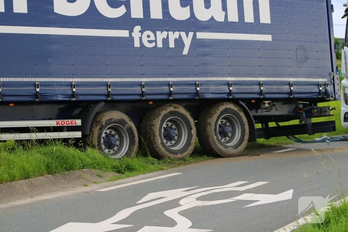 Vrachtwagen met dertig ton uien belandt in berm