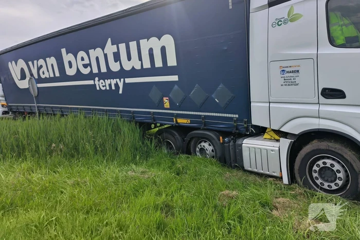 Vrachtwagen met dertig ton uien belandt in berm