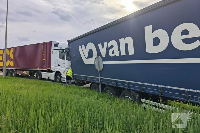Vrachtwagen met dertig ton uien belandt in berm