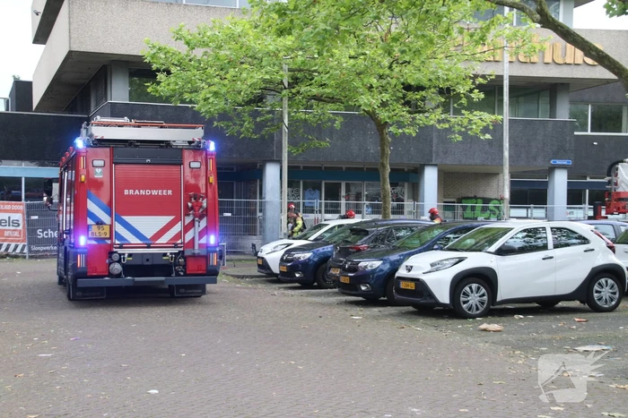 Veel rook op bovenste verdieping bij verlaten pand