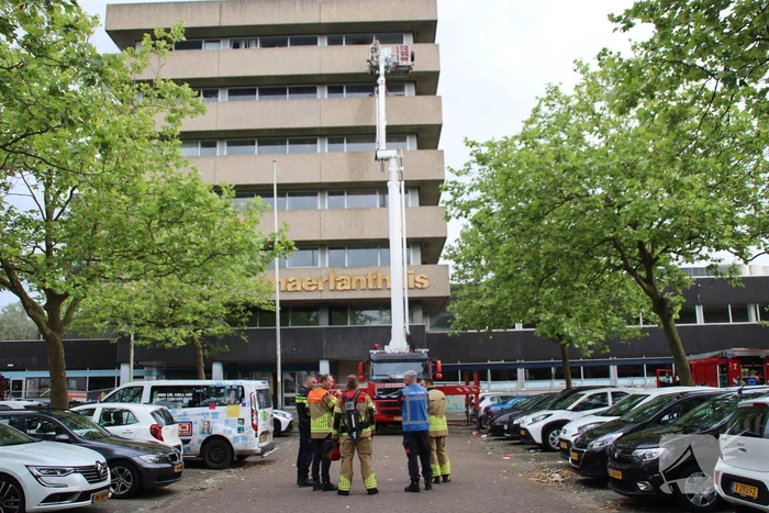 Veel rook op bovenste verdieping bij verlaten pand