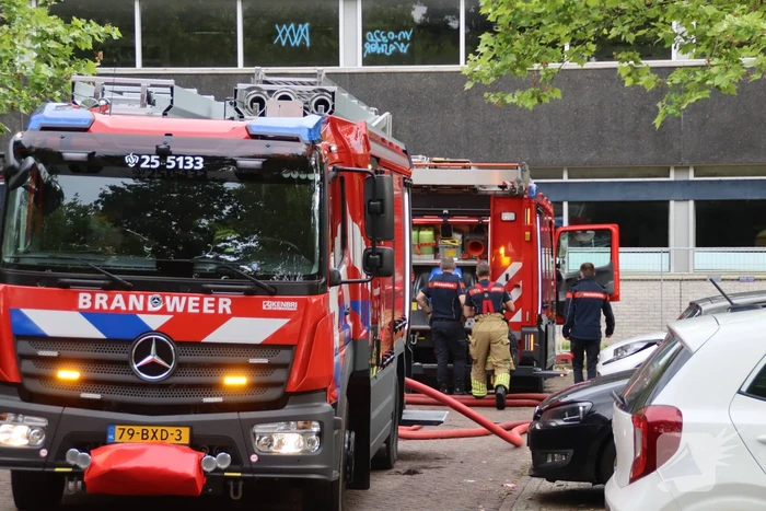 Veel rook op bovenste verdieping bij verlaten pand