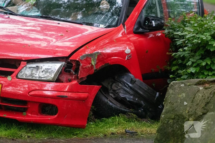 Veel schade bij enkelzijdige aanrijding