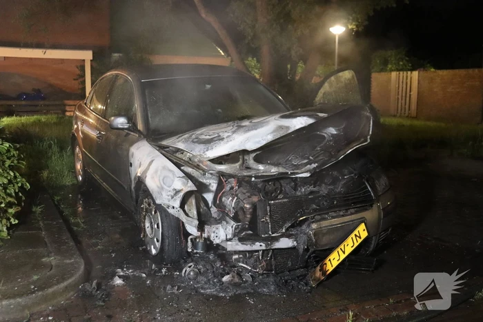 Voertuig beschadigd bij brand