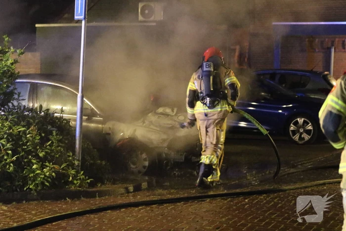 Voertuig beschadigd bij brand