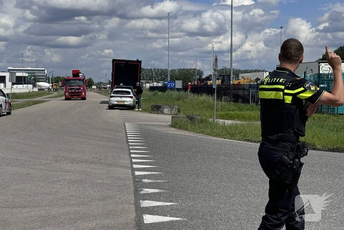 Zonnepanelen op dak van bedrijfspand in brand