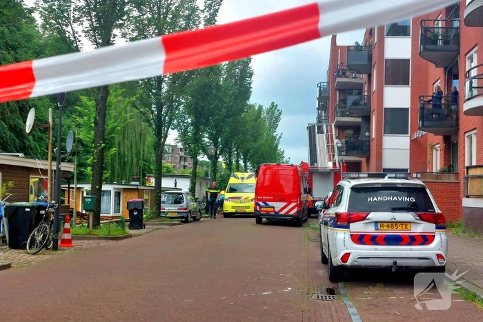 Straat afgezet voor persoon in het water