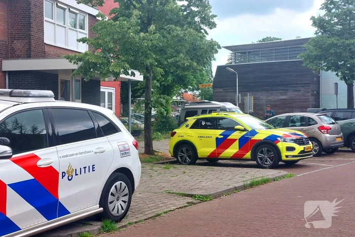 Straat afgezet voor persoon in het water