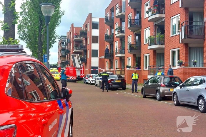 Straat afgezet voor persoon in het water