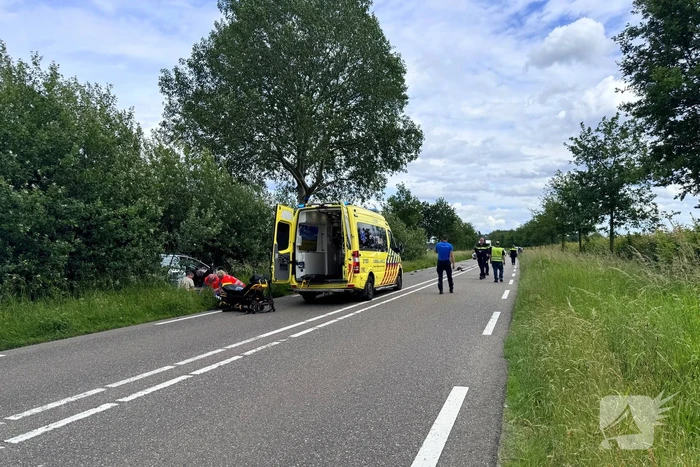 Auto raakt van de weg en belandt in berm