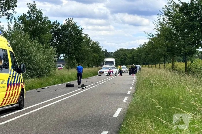 Auto raakt van de weg en belandt in berm