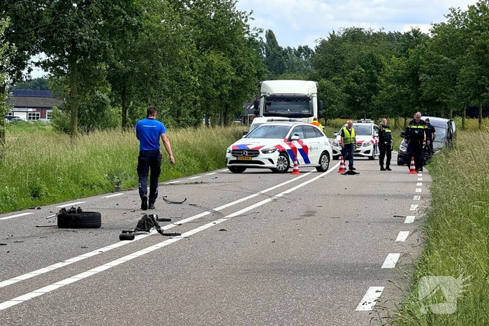Auto raakt van de weg en belandt in berm