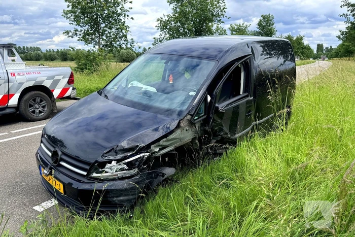 Auto raakt van de weg en belandt in berm