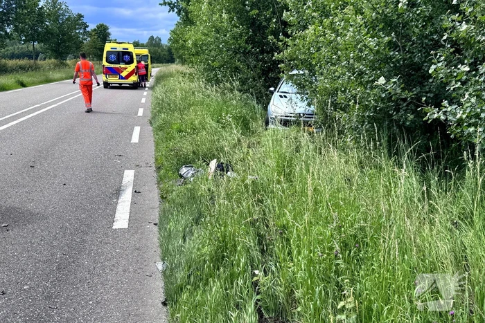 Auto raakt van de weg en belandt in berm