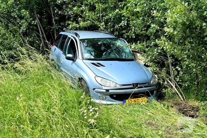 Auto raakt van de weg en belandt in berm