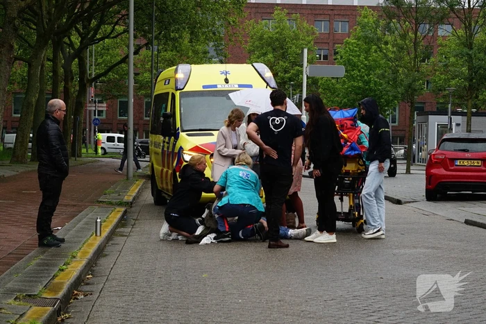 Scooterrijder naar het ziekenhuis na aanrijding