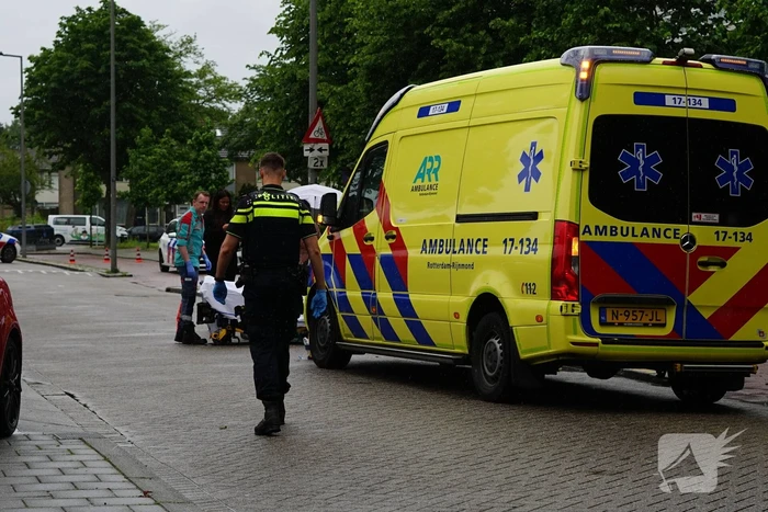 Scooterrijder naar het ziekenhuis na aanrijding