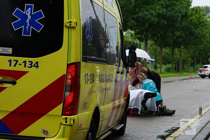 Scooterrijder naar het ziekenhuis na aanrijding