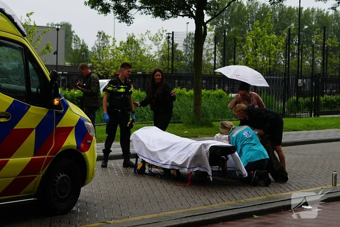 Scooterrijder naar het ziekenhuis na aanrijding
