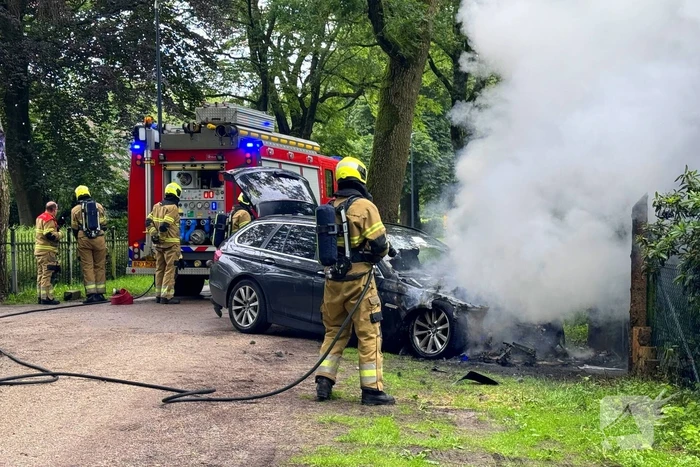 Auto vliegt in brand