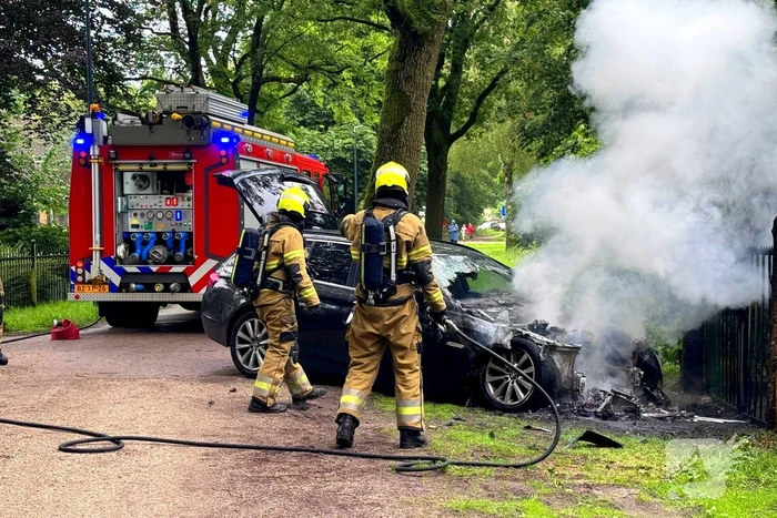 Auto vliegt in brand