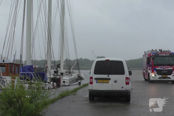 Brandweer voert nacontrole uit op schip