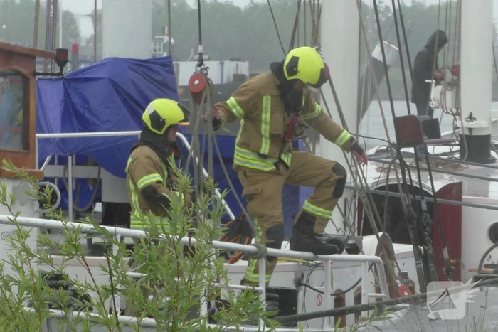 Brandweer voert nacontrole uit op schip
