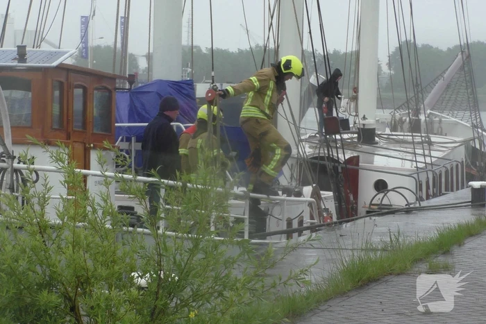 Brandweer voert nacontrole uit op schip