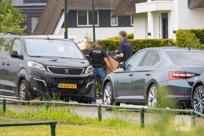 FIOD en SZW vallen woning binnen