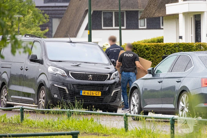 FIOD en SZW vallen woning binnen