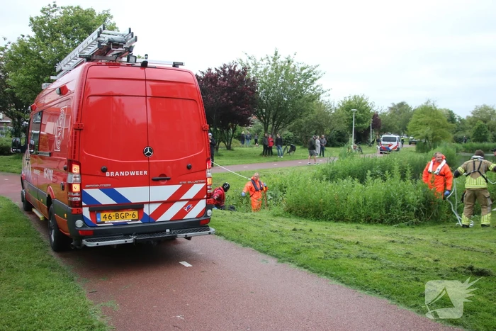 Brandweer doorzoekt water na aantreffen kinderfiets