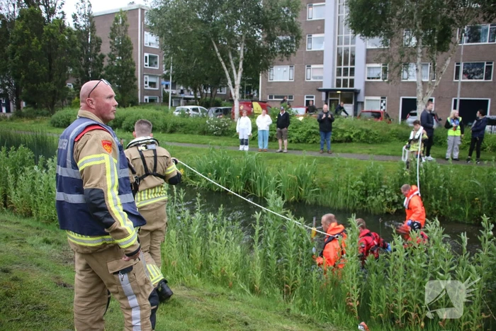 Brandweer doorzoekt water na aantreffen kinderfiets