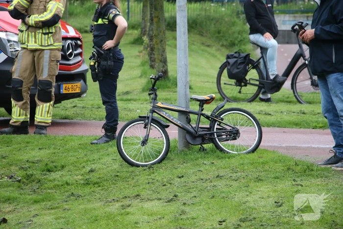Brandweer doorzoekt water na aantreffen kinderfiets