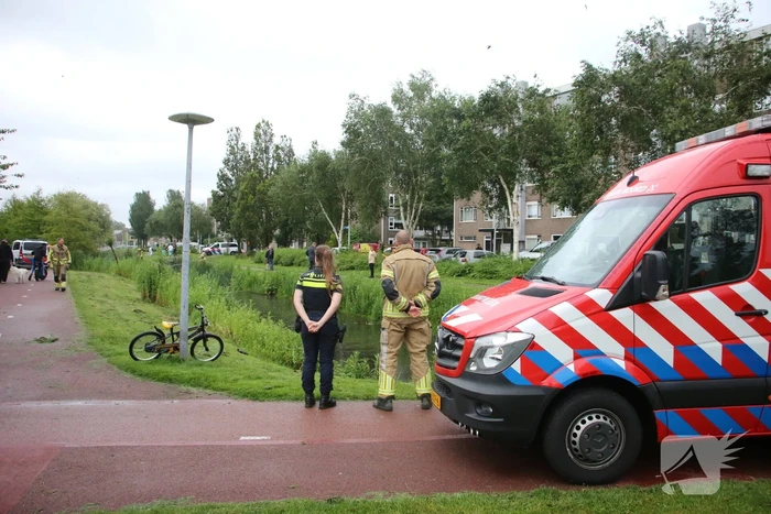 Brandweer doorzoekt water na aantreffen kinderfiets