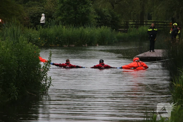 Brandweer doorzoekt water na aantreffen kinderfiets