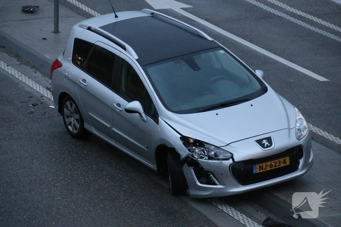 Auto's botsen op elkaar bij afrit