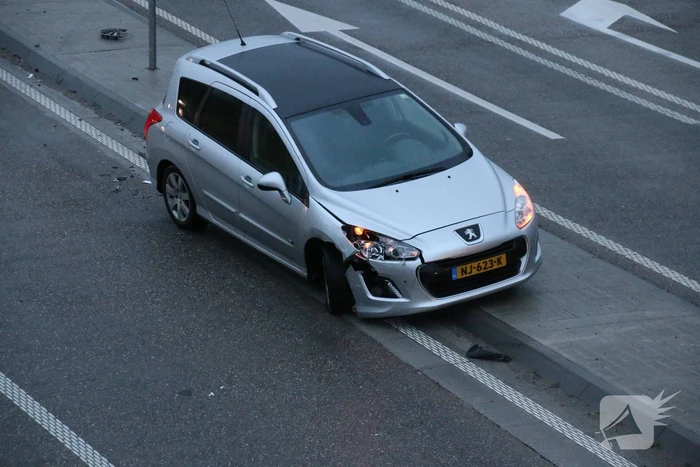 Auto's botsen op elkaar bij afrit