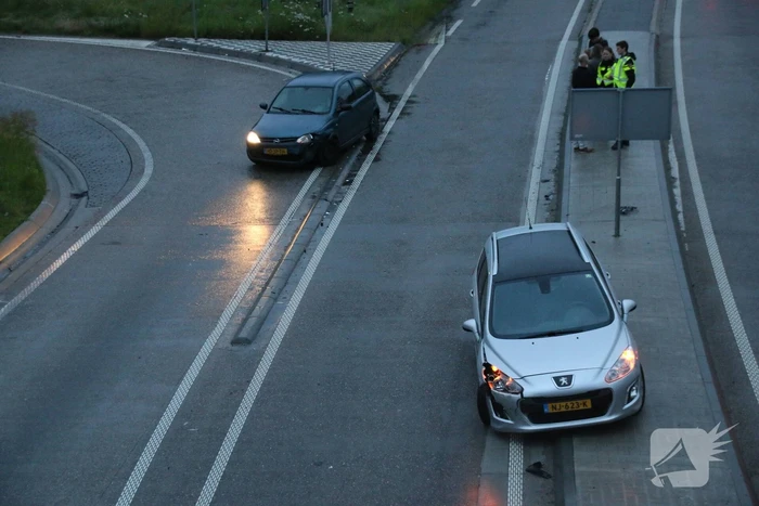 Auto's botsen op elkaar bij afrit