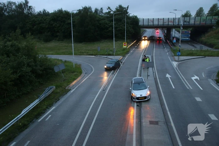 Auto's botsen op elkaar bij afrit