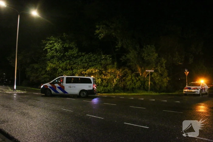 Automobilist raakt te water