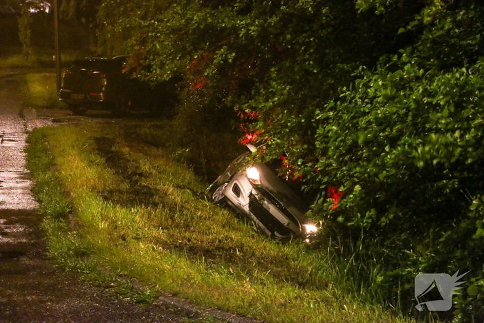 Automobilist raakt te water
