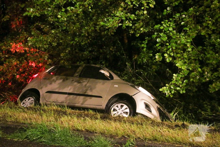 Automobilist raakt te water