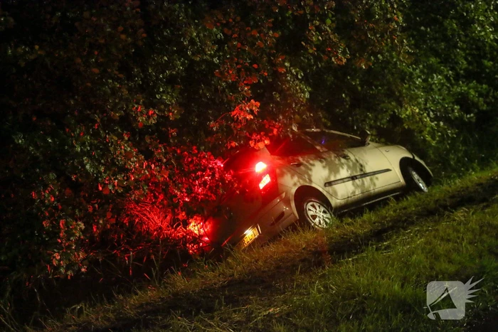 Automobilist raakt te water