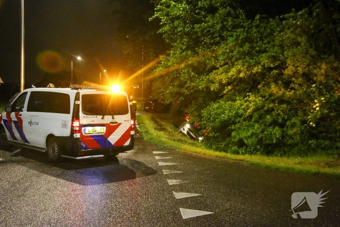 Automobilist raakt te water