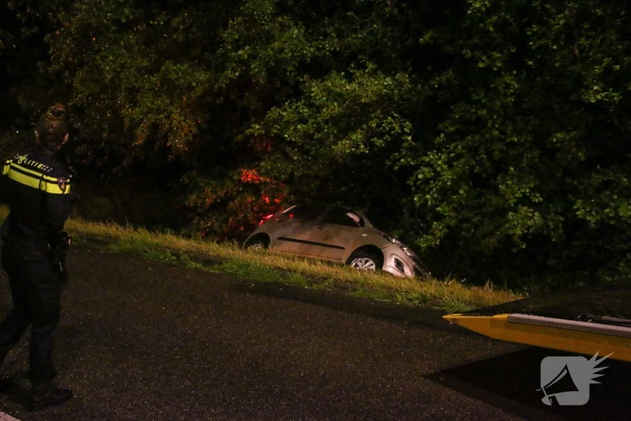 Automobilist raakt te water