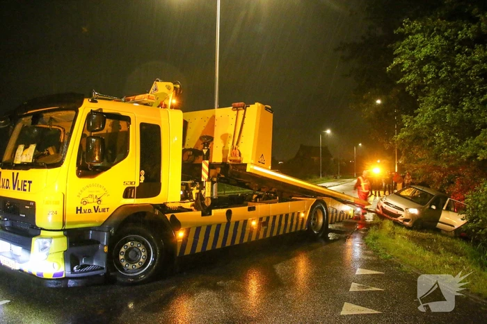 Automobilist raakt te water