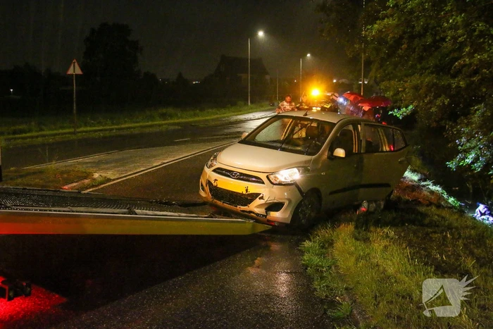 Automobilist raakt te water